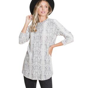 ✨5/$25✨ Marla Animal Print Top Size S + M
